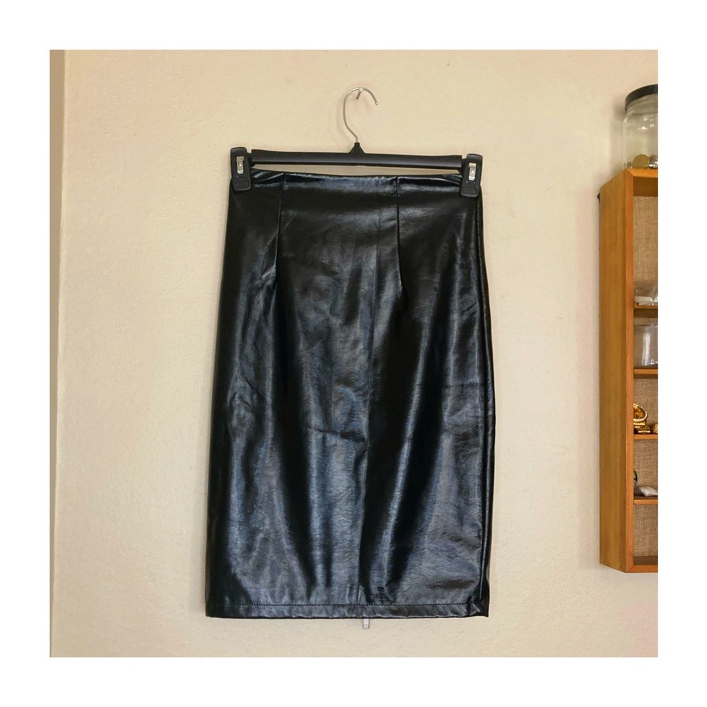 Black sleek pencil skirt